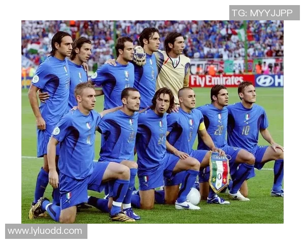 足球巨星齐聚一堂，星光璀璨合影见证传奇时刻